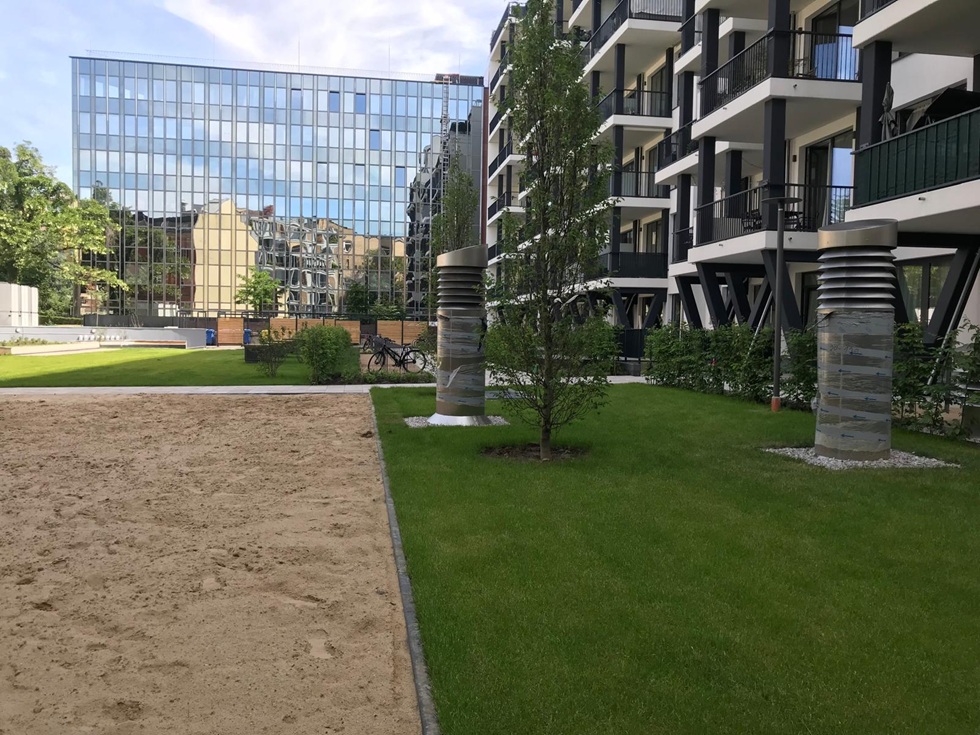 Hochhaus mit Garten